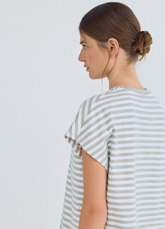 Футболка в полоску со спущенным плечом