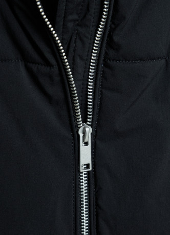 Утеплённая стёганая куртка с капюшоном