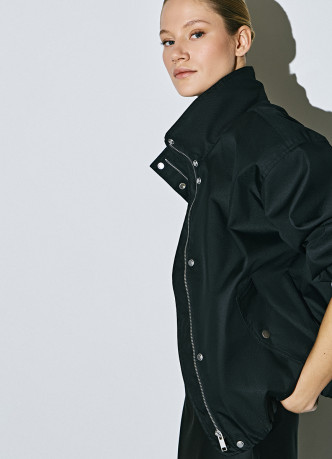 Короткая куртка с воротником-стойкой