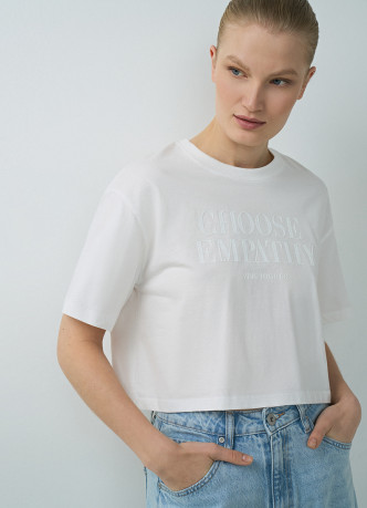 Укороченная футболка с принтом