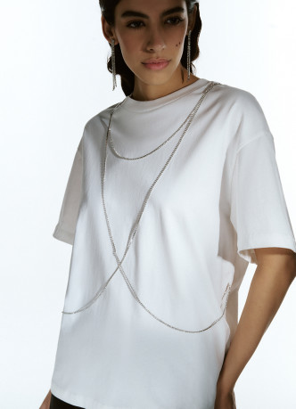 Футболка с декором из навесных цепочек