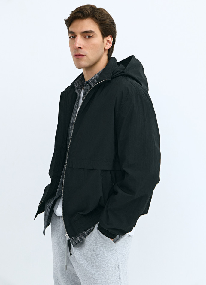 Ветровка с потайным капюшоном