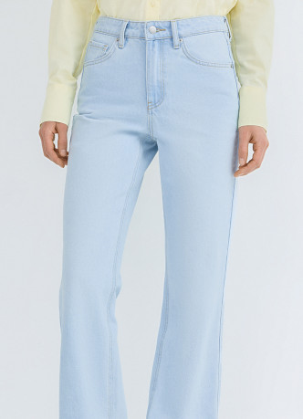 Прямые джинсы с высокой посадкой