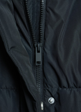 Длинный стёганый пуховик с капюшоном