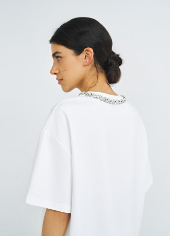 Футболка с декором у выреза