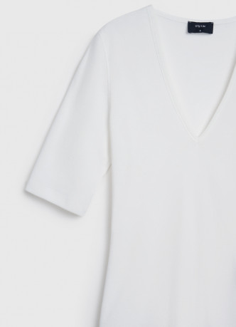 Футболка в рубчик с V-образной горловиной