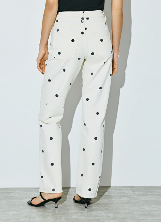 Прямые джинсы в горошек