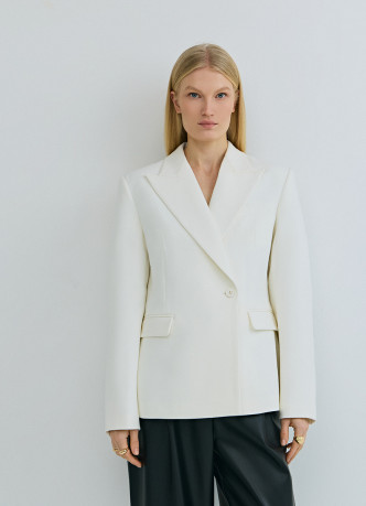 Приталенный двубортный жакет