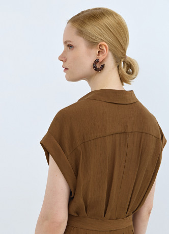 Приталенное платье-рубашка с ремнем