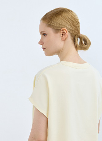 Футболка со спущенным плечом