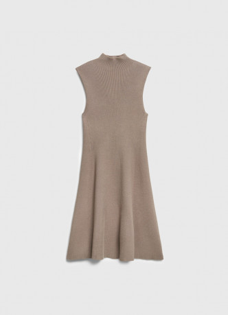 Вязаное платье с воротником-стойкой