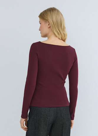 Лонгслив с вырезом лодочкой