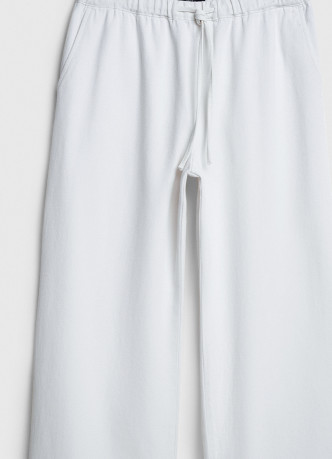 Тонкие джинсы на резинке со средней посадкой