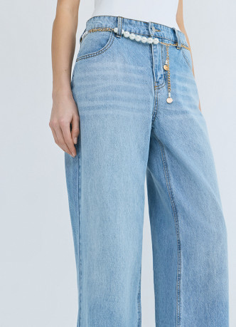 Прямые джинсы с высокой посадкой и ремнем с жемчугом