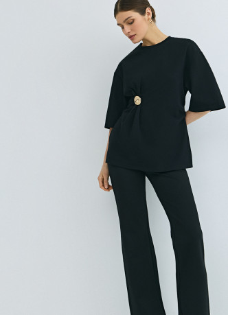 Футболка с брошью