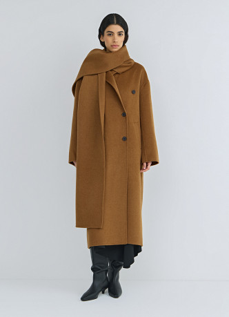 Длинное двубортное пальто с шарфом