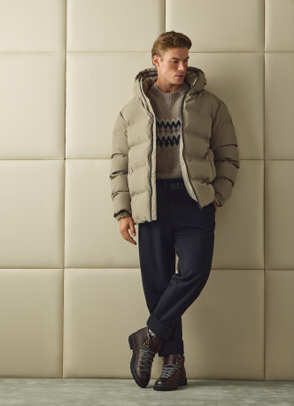 Утеплённая куртка с капюшоном и бесшовной стёжкой