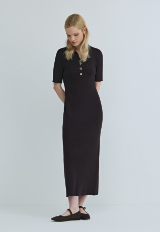 Платье в рубчик с воротником поло