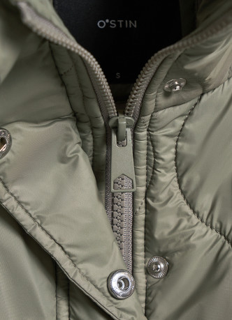 Стёганая утеплённая куртка с воротником-стойкой