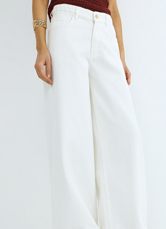 Широкие джинсы с плетением на поясе