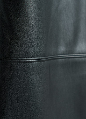 Прямые брюки из искусственной кожи