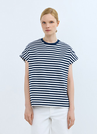 Футболка в полоску со спущенным плечом