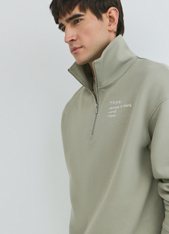 Толстовка с воротником-стойкой на молнии