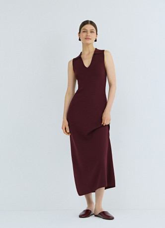 Вязаное платье с воротником-поло