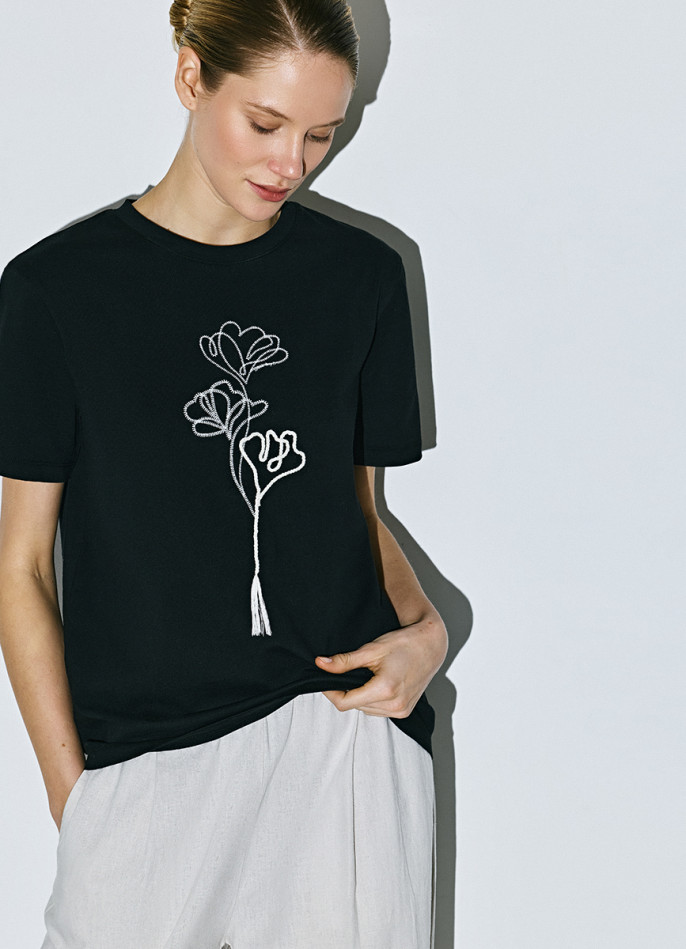 Футболка с цветочным декором