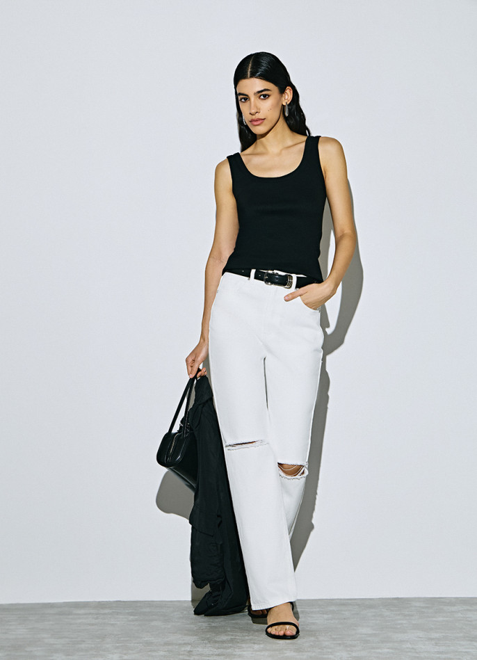 Прямые джинсы с разрезами на коленях