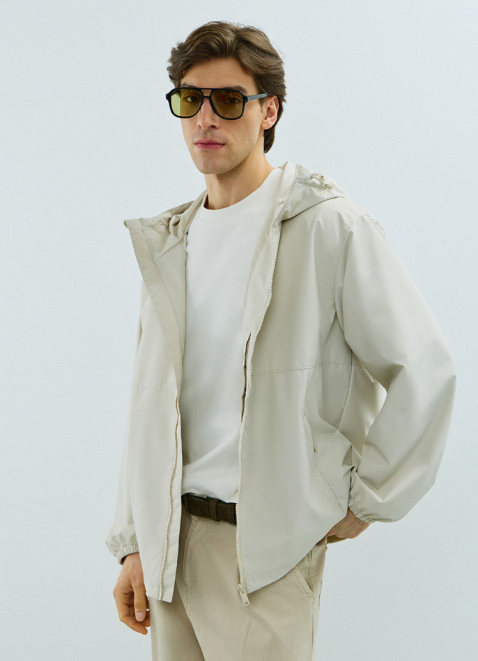 Ветровка с капюшоном