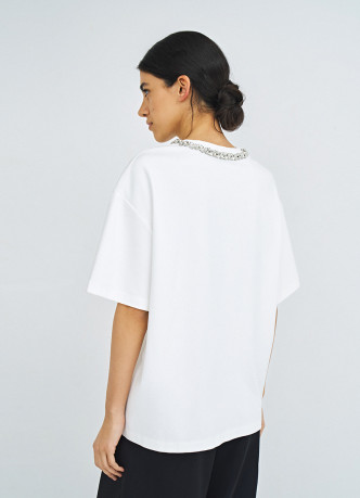 Футболка с декором у выреза