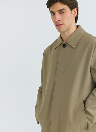 Плащ на пуговицах