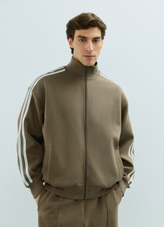 Бомбер на молнии с контрастными деталями