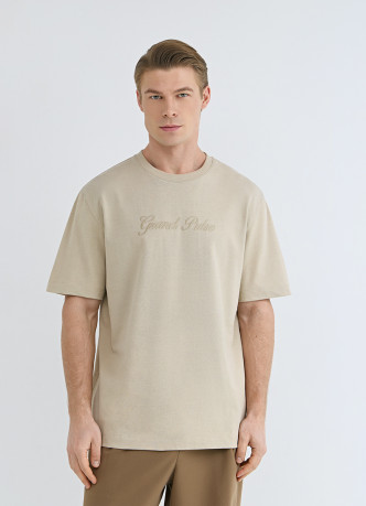 Футболка с текстовой вышивкой