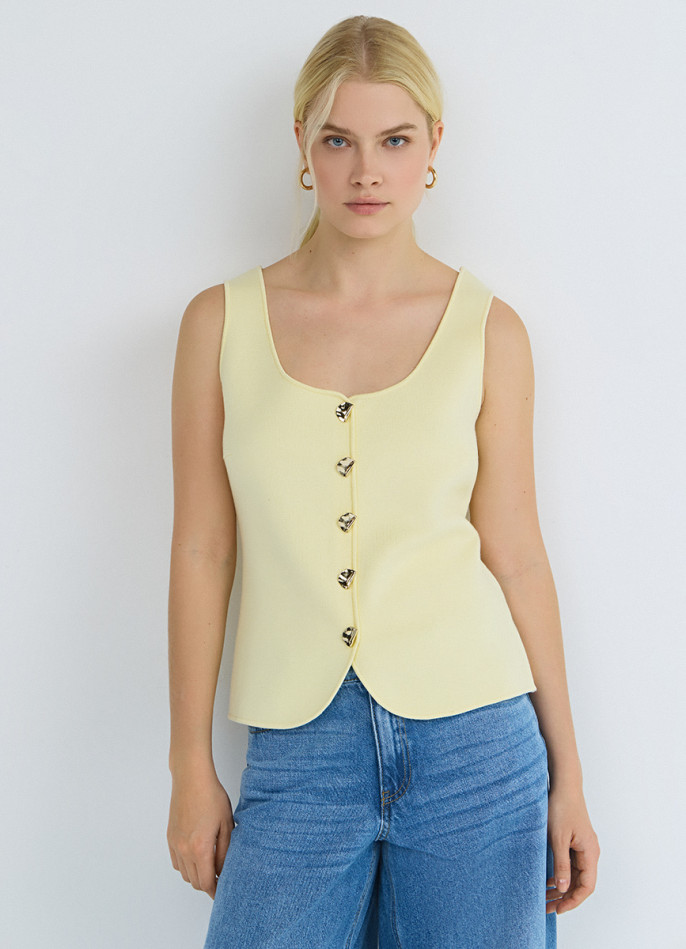 Жилет с акцентными пуговицами