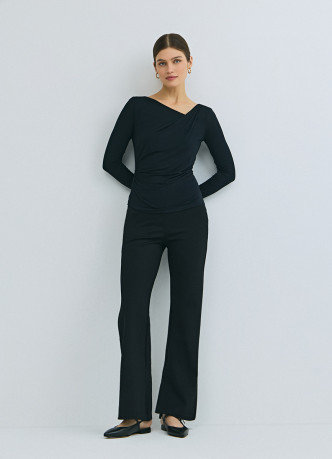 Лонгслив с драпировкой и асимметричным вырезом