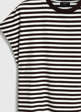 Футболка в полоску со спущенным плечом