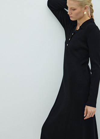 Вязаное платье миди с воротником-поло