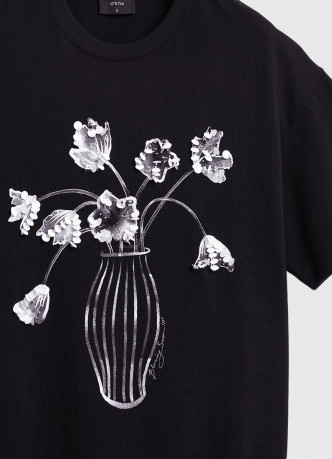 Футболка с цветочным декором из пайеток