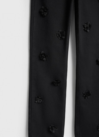 Джинсы с декором в виде цветов