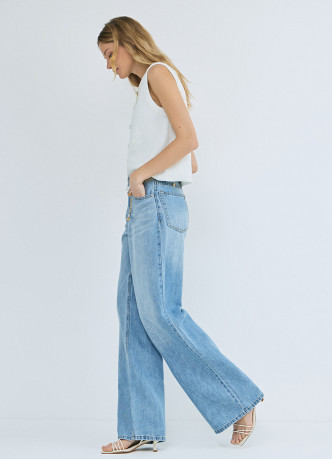 Прямые джинсы с высокой посадкой и ремнем с жемчугом