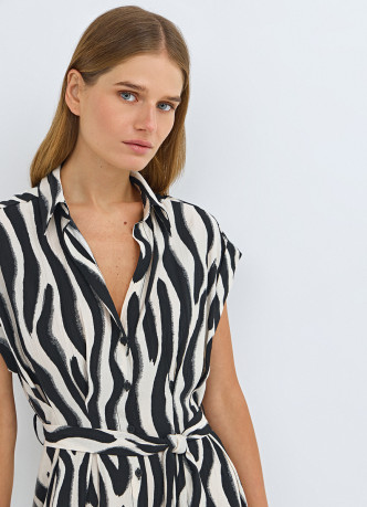 Приталенное платье-рубашка с принтом