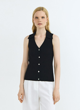 Трикотажный жилет в рубчик с воротником
