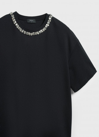 Футболка с декором у выреза