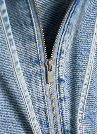 Джинсовая куртка на молнии с капюшоном