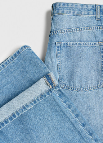 Широкие джинсы с разрезами на коленях