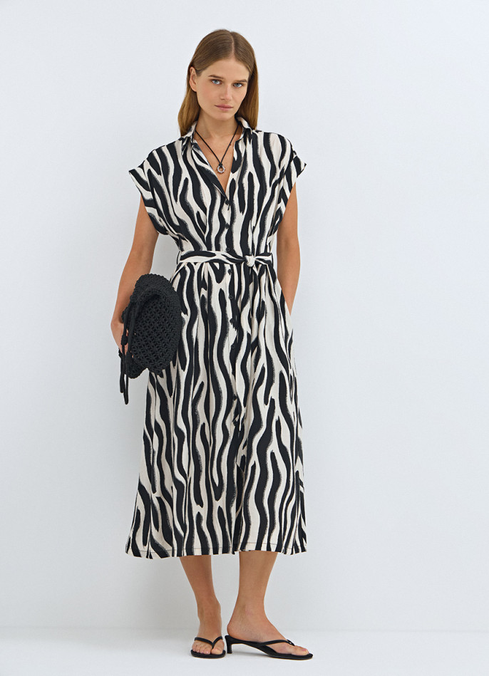 Приталенное платье-рубашка с принтом