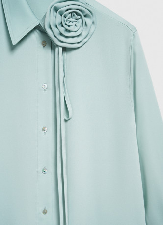 Блузка с декоративным цветком