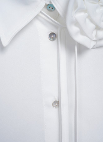 Блузка с декоративным цветком